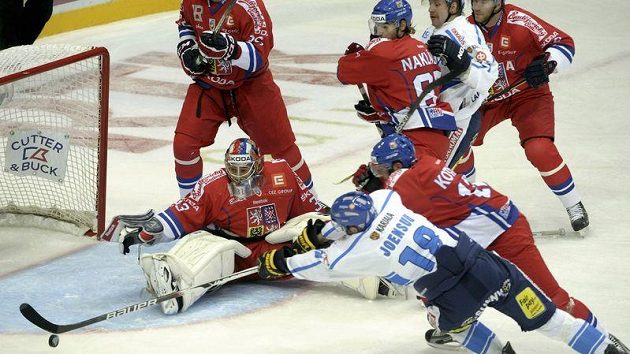 Finský hokejista Jesse Jönsuu (18) se natahuje za pukem, brankář Jakub Štěpánek jen bezmocně přihlíží. Z téhle situace ale gól nepadl. Finský hokejista Jesse Jönsuu (18) se natahuje za pukem, brankář Jakub Štěpánek jen bezmocně přihlíží. Z téhle situace ale gól nepadl.