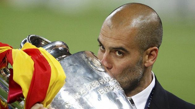 Trenér Barcelony Pep Guardiola s trofejí pro vítěze Ligy mistrů. Trenér Barcelony Pep Guardiola s trofejí pro vítěze Ligy mistrů.