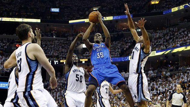 Kevin Durant z Oklahomy (uprostřed) mezi hráči Memphisu. Kevin Durant z Oklahomy (uprostřed) mezi hráči Memphisu.