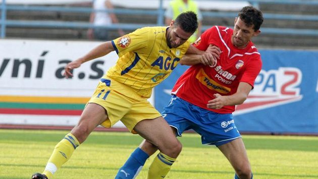 Andrej Hesek z Teplic (vlevo) si kryje míč před plzeňským Tomášem Hájovským. Andrej Hesek z Teplic (vlevo) si kryje míč před plzeňským Tomášem Hájovským.