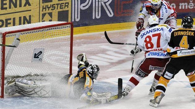 Litvínovský gólman Jaroslav Hübl (vlevo) zasahuje proti útočníkům Slavie v pátém duelu předkola play-off. Litvínovský gólman Jaroslav Hübl (vlevo) zasahuje proti útočníkům Slavie v pátém duelu předkola play-off.