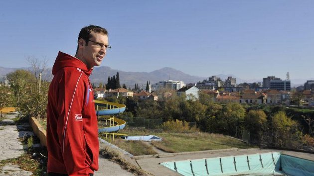 Fotbalisté české reprezentace si vyšli na procházku po černohorské Podgorici, kde se utkají v odvetě baráže o postup na mistrovství Evropy s Černou Horou. Na snímku je Petr Čech. Fotbalisté české reprezentace si vyšli na procházku po černohorské Podgorici, kde se utkají v odvetě baráže o postup na mistrovství Evropy s Černou Horou. Na snímku je Petr Čech.