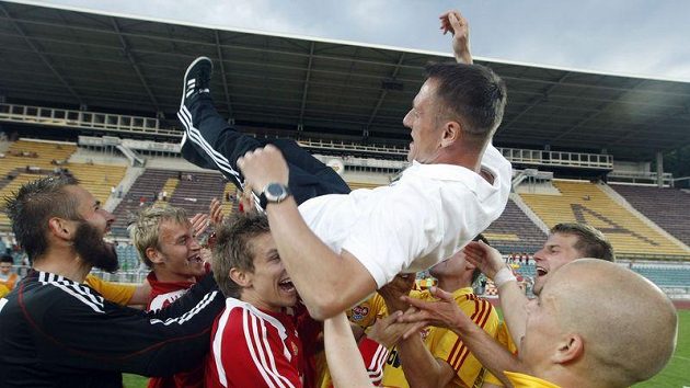 Trenér Dukly Luboš Kozel létá nad hlavami hráčů na oslavu postupu do první ligy. Trenér Dukly Luboš Kozel létá nad hlavami hráčů na oslavu postupu do první ligy.