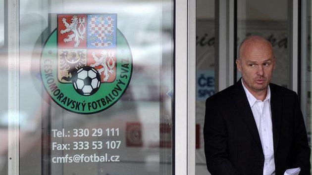 Trenér české fotbalové reprezentace Michal Bílek Trenér české fotbalové reprezentace Michal Bílek