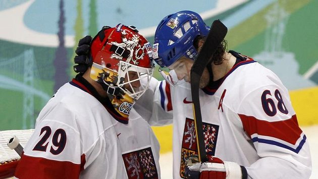 Jaromír Jágr (vpravo) a brankář Tomáš Vokoun při olympijském turnaji ve Vancouveru. Jaromír Jágr (vpravo) a brankář Tomáš Vokoun při olympijském turnaji ve Vancouveru.