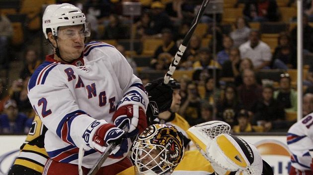 Útočník NY Rangers Aleš Kotalík před brankářem Bostonu Timem Thomasem Útočník NY Rangers Aleš Kotalík před brankářem Bostonu Timem Thomasem