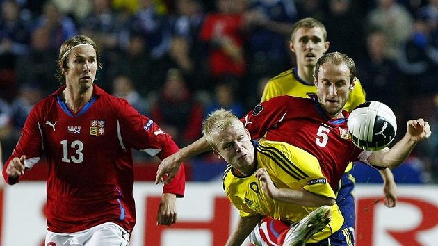 Roman Hubník (vpravo v červeném) nekompromisně bojuje o míč se skotským útočníkem Naismithem. Roman Hubník (vpravo v červeném) nekompromisně bojuje o míč se skotským útočníkem Naismithem.