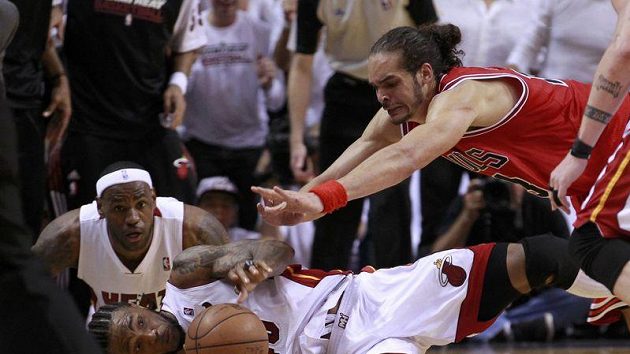 O každý míč se sváděla bitva. Zprava útočník Bulls Joakim Noah v souboji s Udonisem Haslem. Přihlíží hvězda Miami LeBron James. O každý míč se sváděla bitva. Zprava útočník Bulls Joakim Noah v souboji s Udonisem Haslem. Přihlíží hvězda Miami LeBron James.