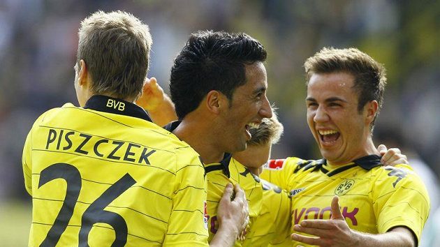 Lucas Barrios (uprostřed) oslavuje se spoluhráči z Borussie Dortmund gól v síti Hanoveru. Lucas Barrios (uprostřed) oslavuje se spoluhráči z Borussie Dortmund gól v síti Hanoveru.