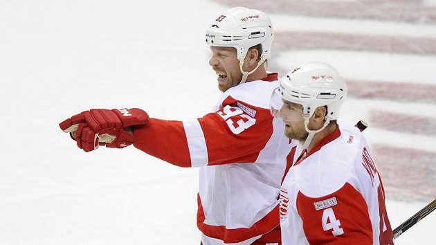 Jakub Kindl (vpravo) se spoluhráčem z Detroitu Johanem Franzénem Jakub Kindl (vpravo) se spoluhráčem z Detroitu Johanem Franzénem