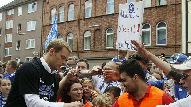 Brankář Schalke Manuel Neuer v zajetí fanoušků. Brankář Schalke Manuel Neuer v zajetí fanoušků.