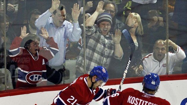 Brian Gionta z Montrealu (vlevo) oslavuje vstřelenou branku v duelu s Ottawou. Brian Gionta z Montrealu (vlevo) oslavuje vstřelenou branku v duelu s Ottawou.