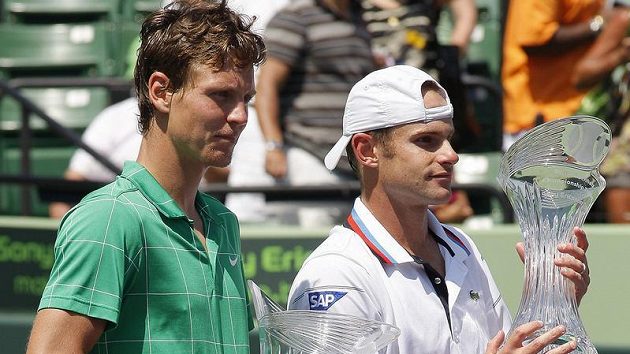 Poražený finalista turnaje v Miami Tomáš Berdych (vlevo) a vítěz Andy Roddick z USA. Poražený finalista turnaje v Miami Tomáš Berdych (vlevo) a vítěz Andy Roddick z USA.