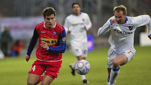 René Bolf z Ostravy (vpravo) stíhá Michaela Rabušice z Brna. René Bolf z Ostravy (vpravo) stíhá Michaela Rabušice z Brna.