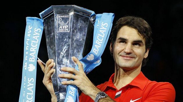 Švýcarský tenista Roger Federer s trofejí pro vítěze Turnaje mistrů Švýcarský tenista Roger Federer s trofejí pro vítěze Turnaje mistrů