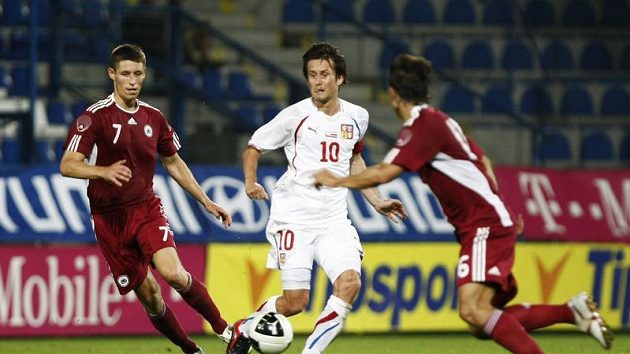 Tomáše Rosického brání Lotyši Mihadjuks (vlevo) a Ivanovs. Tomáše Rosického brání Lotyši Mihadjuks (vlevo) a Ivanovs.
