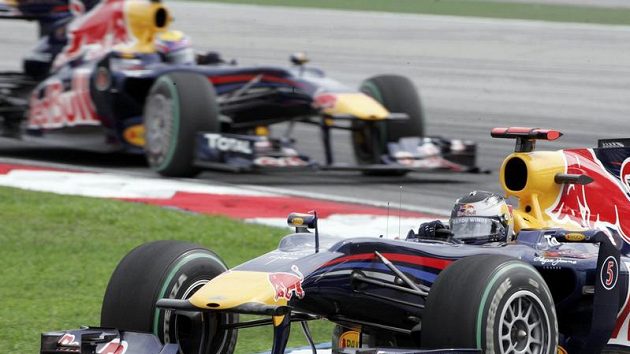 Pilot Red Bullu Sebastian Vettel (vpředu) před svým týmovým kolegou Markem Webberem při GP Malajsie. Pilot Red Bullu Sebastian Vettel (vpředu) před svým týmovým kolegou Markem Webberem při GP Malajsie.