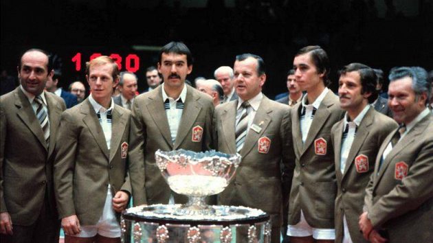S vítěznou trofejí se zvěčnili (zleva) trenér Pavel Korda, Pavel Složil, Tomáš Šmíd, nehrající kapitán Antonín Bolardt, Ivan Lendl, Jan Kodeš a masér Josef Stejskal. S vítěznou trofejí se zvěčnili (zleva) trenér Pavel Korda, Pavel Složil, Tomáš Šmíd, nehrající kapitán Antonín Bolardt, Ivan Lendl, Jan Kodeš a masér Josef Stejskal.