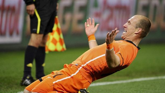 Ani Arjen Robben předpovědi zoolské šamanky nevěří, ve vítězství "oranjes" však věří. Ani Arjen Robben předpovědi zoolské šamanky nevěří, ve vítězství "oranjes" však věří.