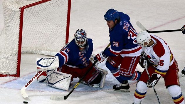Brankář New York Rangers Martin Biron zasahuje v utkání se Spartou. Brankář New York Rangers Martin Biron zasahuje v utkání se Spartou.