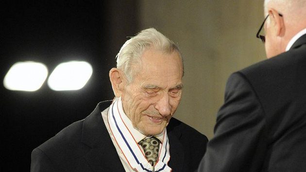 Bývalý trenér Emila Zátopka Jan Haluza přebírá Řád Tomáše Garrigua Masaryka od prezidenta Václava Klause. Bývalý trenér Emila Zátopka Jan Haluza přebírá Řád Tomáše Garrigua Masaryka od prezidenta Václava Klause.
