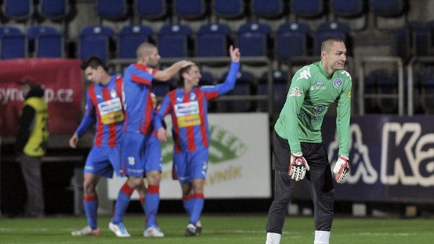 Fotbalisté Plzně oslavují, gólman Slovácka Miroslav Filipko mnoho důvodů k úsměvu nemá. Fotbalisté Plzně oslavují, gólman Slovácka Miroslav Filipko mnoho důvodů k úsměvu nemá.