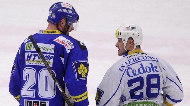 Martin Straka (vpravo) a Jiří Dopita se utkali v boji o předkolo play-off mezi Plzní a Brnem. Plzeň si nakonec postup do vyřazovací části pojistila. Martin Straka (vpravo) a Jiří Dopita se utkali v boji o předkolo play-off mezi Plzní a Brnem. Plzeň si nakonec postup do vyřazovací části pojistila.