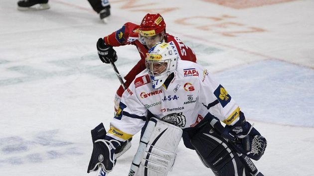 Brankář Liberce Marek Pinc před Vondrkou ze Slavie Brankář Liberce Marek Pinc před Vondrkou ze Slavie
