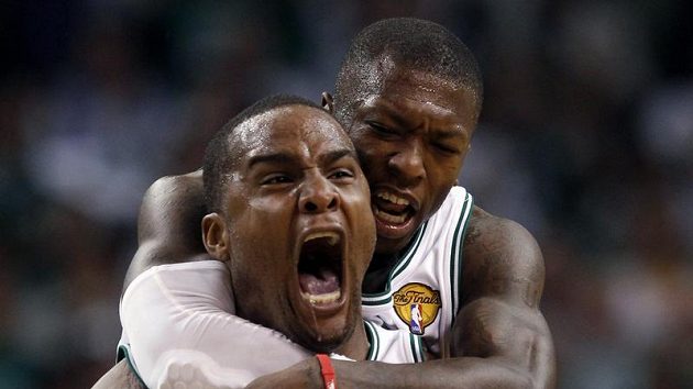 Euforie v barvách Bostonu Celtics. Na záda Glena Davise skáče Nate Robinson. Euforie v barvách Bostonu Celtics. Na záda Glena Davise skáče Nate Robinson.
