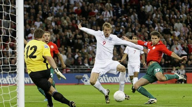 Útočník Peter Crouch (uprostřed) si v soukromí vstřelil gól do vlastní branky... Útočník Peter Crouch (uprostřed) si v soukromí vstřelil gól do vlastní branky...