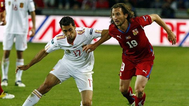 Petr Jiráček si odstavuje Španěla Arbeolu v kvalifikačním utkání na Letné. Petr Jiráček si odstavuje Španěla Arbeolu v kvalifikačním utkání na Letné.