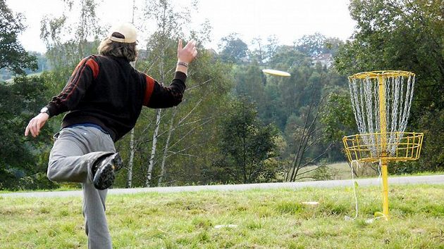 V discgolfu hráči používají speciální plastové disky, kterémi se snaží trefit do discgolfového koše. V discgolfu hráči používají speciální plastové disky, kterémi se snaží trefit do discgolfového koše.