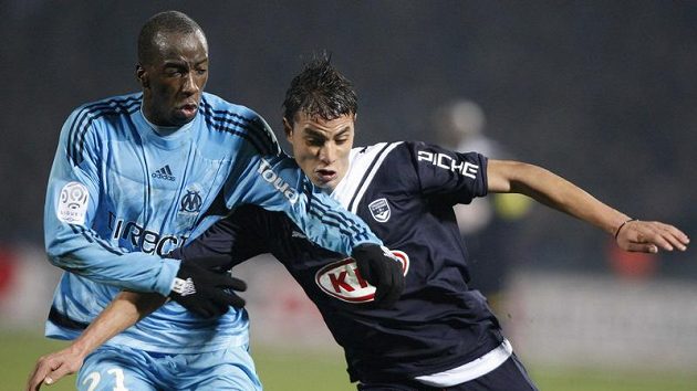 Marouane Chamakh z Girondins Bordeaux (vpravo) bojuje o míč se Souleymanem Diawarou z Olympique Marseille. Marouane Chamakh z Girondins Bordeaux (vpravo) bojuje o míč se Souleymanem Diawarou z Olympique Marseille.