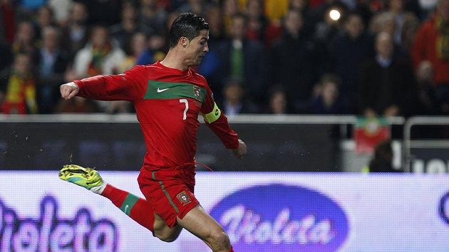Portugalec Cristiano Ronaldo střílí gól z přímého kopu. Portugalec Cristiano Ronaldo střílí gól z přímého kopu.