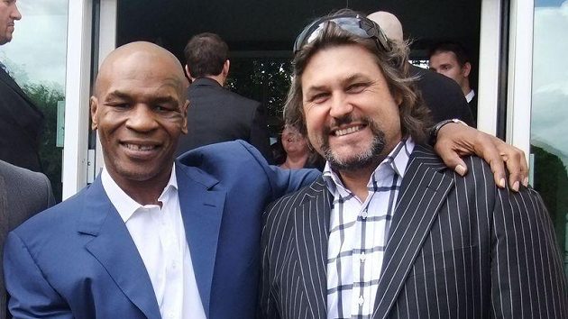 Mike Tyson (vlevo). Mike Tyson (vlevo).