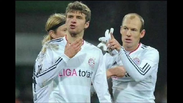 Arjen Robben při výměně názorů se spoluhráčm z Bayernu Thomasem Müllerem Arjen Robben při výměně názorů se spoluhráčm z Bayernu Thomasem Müllerem