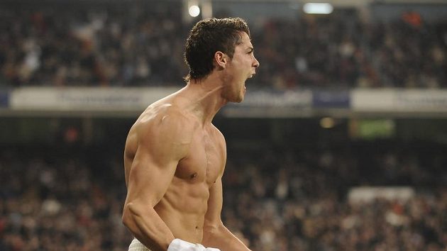 Cristiano Ronaldo oslavuje se svlečeným dresem svůj gól proti Almerii Cristiano Ronaldo oslavuje se svlečeným dresem svůj gól proti Almerii