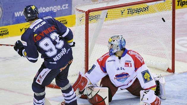 Liberecký Petr Nedvěd překonává brankáře Budějovic Kováře Liberecký Petr Nedvěd překonává brankáře Budějovic Kováře