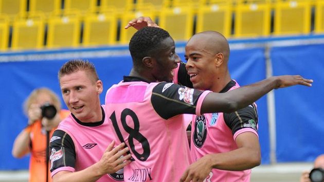 Radost hráčů Mladé Boleslavi z branky v Ústí nad Labem (zleva) Václav Kalina, Alexandre Mendy a autor trefy Ludovic Sylvestre. Radost hráčů Mladé Boleslavi z branky v Ústí nad Labem (zleva) Václav Kalina, Alexandre Mendy a autor trefy Ludovic Sylvestre.