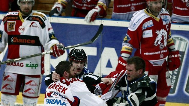 Jiří Vašíček ze Slavie (vlevo) a třinecký Václav Varaďa při bitce Jiří Vašíček ze Slavie (vlevo) a třinecký Václav Varaďa při bitce