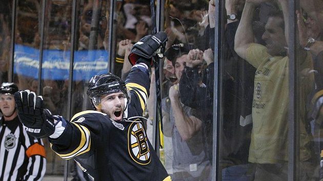 Centr Bostonu Bruins David Krejčí se raduje z gólu do sítě Vancouveru ve třetím zápasu finále Stanleyova poháru. Centr Bostonu Bruins David Krejčí se raduje z gólu do sítě Vancouveru ve třetím zápasu finále Stanleyova poháru.