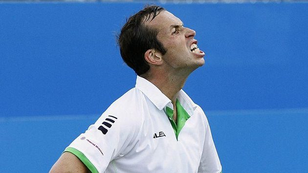 Naštvané gesto Radka Štěpánka při duelu s Rafaelem Nadalem na turnaji v londýnském Queen's Clubu. Naštvané gesto Radka Štěpánka při duelu s Rafaelem Nadalem na turnaji v londýnském Queen's Clubu.