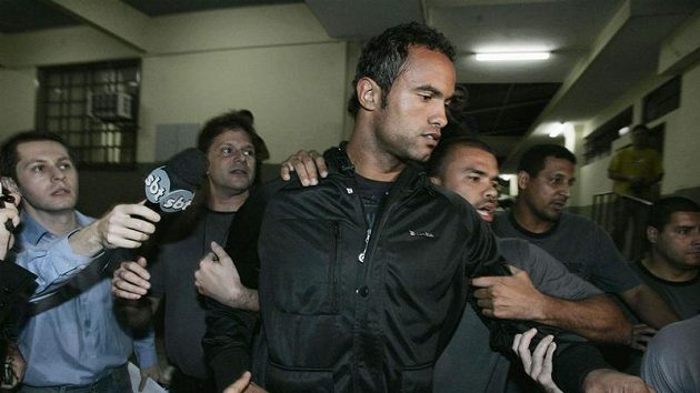 Gólman Flamenga Bruno de Souza před výslechem na policii. Gólman Flamenga Bruno de Souza před výslechem na policii.