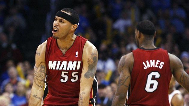 Basketbalista Miami Eddie House a jeho gesto v zápase proti Oklahomě. Basketbalista Miami Eddie House a jeho gesto v zápase proti Oklahomě.