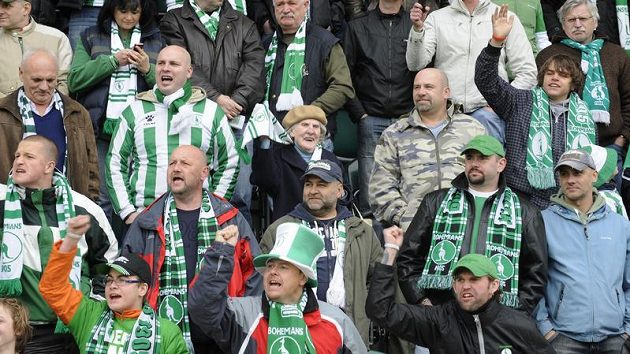 Zklamaní a hlavně naštvaní fanouškové Bohemians 1905. Přišli na derby, které se nakonec nehrálo. Zklamaní a hlavně naštvaní fanouškové Bohemians 1905. Přišli na derby, které se nakonec nehrálo.