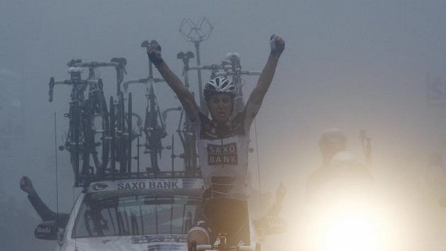 V mlze a asistence reflektorů dojížděl do cíle první horské etapy na Giro d'Italia dánský vrchař Chris Sörensen. V mlze a asistence reflektorů dojížděl do cíle první horské etapy na Giro d'Italia dánský vrchař Chris Sörensen.