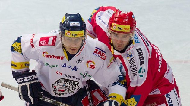 Útočník Liberce Dalibor Bortňák (vlevo) a třinecký útočník Radek Bonk v utkání 14. kola hokejové extraligy. Útočník Liberce Dalibor Bortňák (vlevo) a třinecký útočník Radek Bonk v utkání 14. kola hokejové extraligy.