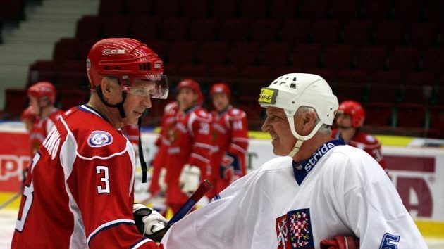Přátelské setkání na ledě v podání Milana Chalupy (vpravo) a Vladimíra Lutčenka. Přátelské setkání na ledě v podání Milana Chalupy (vpravo) a Vladimíra Lutčenka.