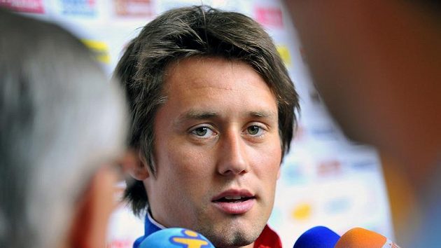Tomáš Rosický hovoří s novináři před přípravným fotbalovým utkáním s Lotyšskem. Tomáš Rosický hovoří s novináři před přípravným fotbalovým utkáním s Lotyšskem.