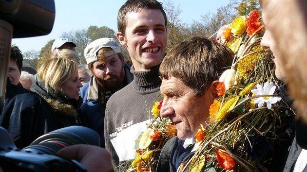 Josef Váňa v obležení novinářů. Josef Váňa v obležení novinářů.